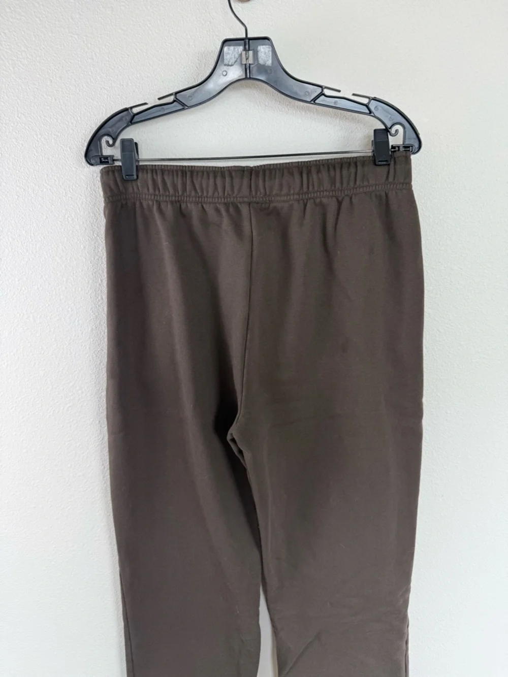 ALO Yoga Straight Leg Pants in Dark Brown